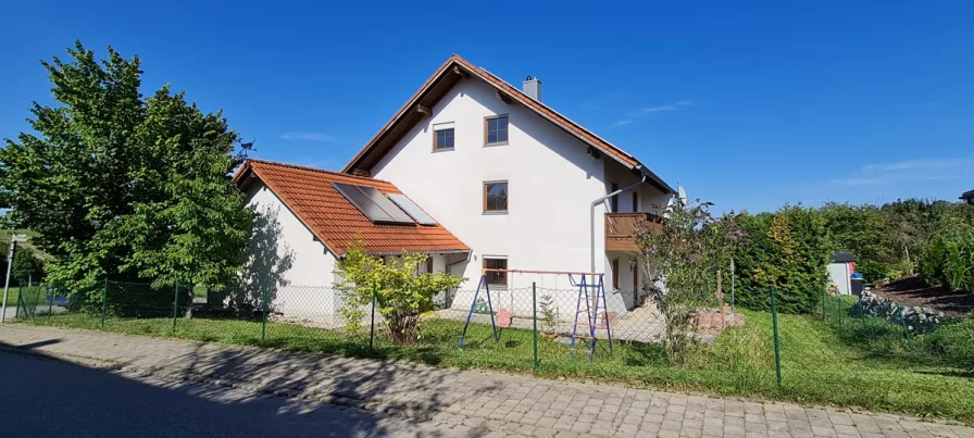 Aussenansicht 1 - Haus kaufen in Simbach - Charmante 5-Zi.-DHH mit neuer Einbauküche, PV-Anlage, Kamin, Doppelgarage – sofort bezugsfrei!