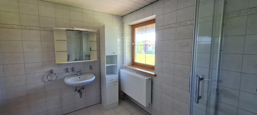 Badezimmer mit Fenster