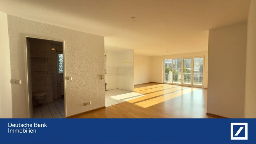 Wohnzimmer - Wohnung kaufen in Lörrach - Moderne 4-Zimmer-Wohnung im begehrten Lörrach City-Wohnpark „Zum Blauenblick“! Sofort bezugsbereit !