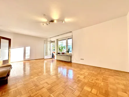 großes, helles Wohnzimmer - Wohnung kaufen in Forchheim - Großzügige 3,5-Zi-Whg mit Balkon + Einzelgarage im Hochparterre! Sofort frei!